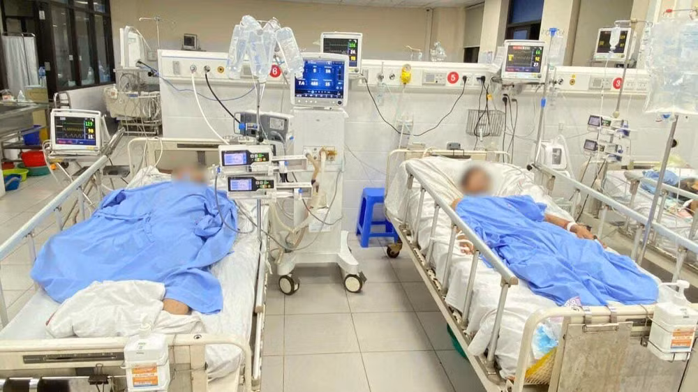 Hai bệnh nhân uốn ván nặng đang nằm viện.