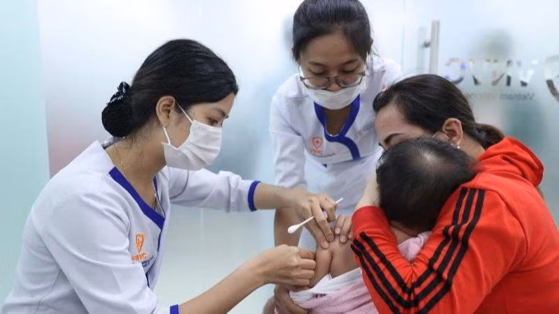 Bác sĩ khuyến cáo cần tiêm vaccine cúm cho trẻ em.