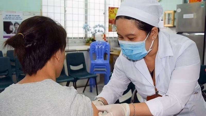 Khi bị chó, mèo cắn, người dân cần chủ động đến các trung tâm tiêm chủng để tiêm dự phòng trước đối với bệnh dại. (Ảnh minh họa)