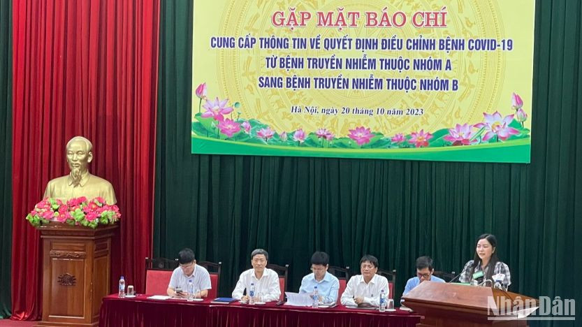 Đại diện các vụ, cục thuộc Bộ Y tế cung cấp thông tin cho báo chí.