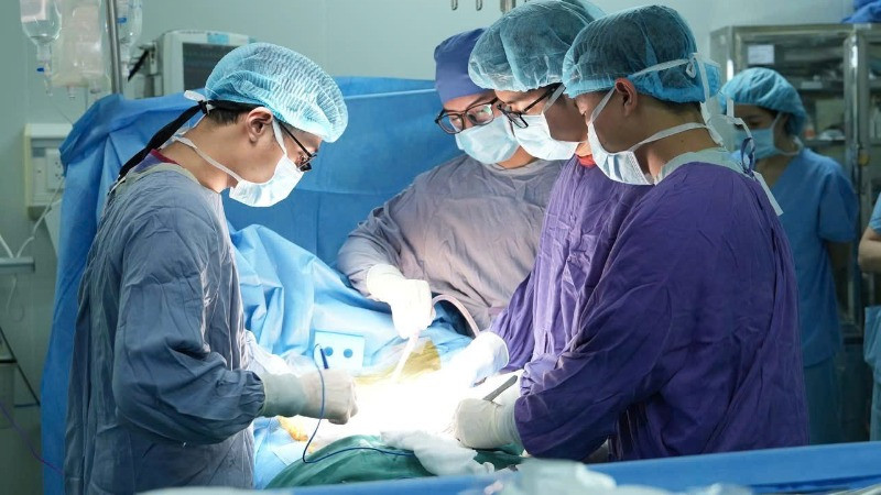 Các bác sĩ tiến hành ghép thận cho người bệnh.