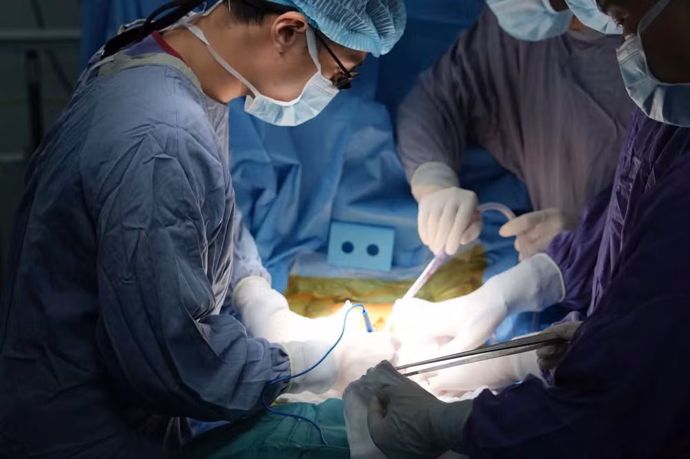 Các bác sĩ tiến hành khẩn trương ca ghép thận.