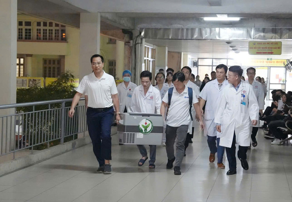 Tạng thận hiến tặng từ một bệnh nhân không may bị chết não tại Bệnh viện Hữu nghị Việt Đức (Hà Nội), được Trung tâm Điều phối tạng quốc gia điều phối cho hai bệnh nhân tại Quảng Ninh. Tạng thận hiến tặng từ một bệnh nhân không may bị chết não tại Bệnh viện Hữu nghị Việt Đức (Hà Nội), được Trung tâm Điều phối tạng quốc gia điều phối cho hai bệnh nhân tại Quảng Ninh.