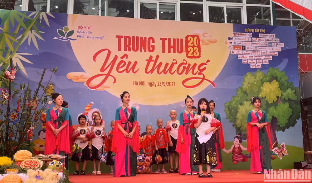 Bé Đỗ Q. tự tin trên sân khấu làm MC.