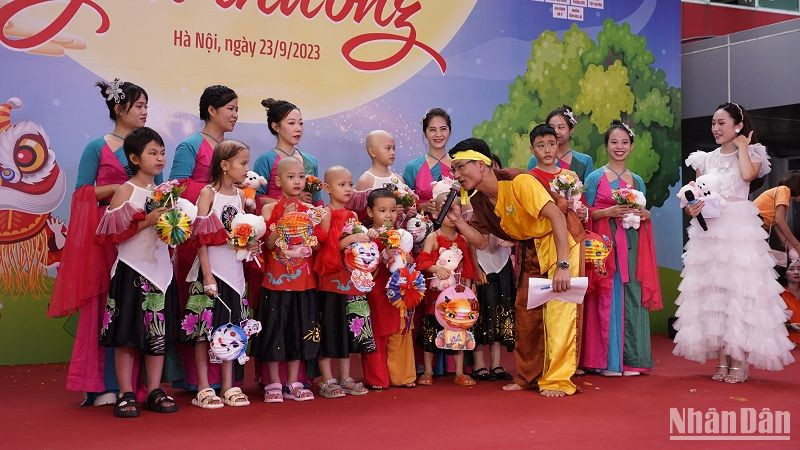 Những nghệ sĩ đặc biệt trên sân khấu Trung thu yêu thương.