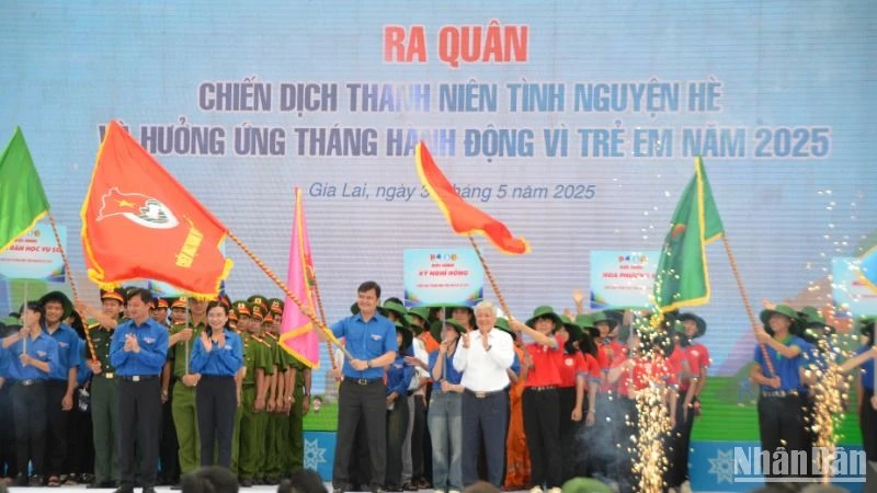 Đồng chí Đỗ Văn Chiến trao Cờ hiệu Chiến dịch thanh niên tình nguyện hè 2025.