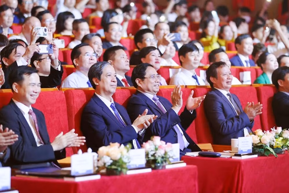 Thủ tướng Phạm Minh Chính cùng các đại biểu dự Lễ khai mạc Ngày hội Khởi nghiệp quốc gia lần thứ V chụp ảnh lưu niệm với học sinh, sinh viên.