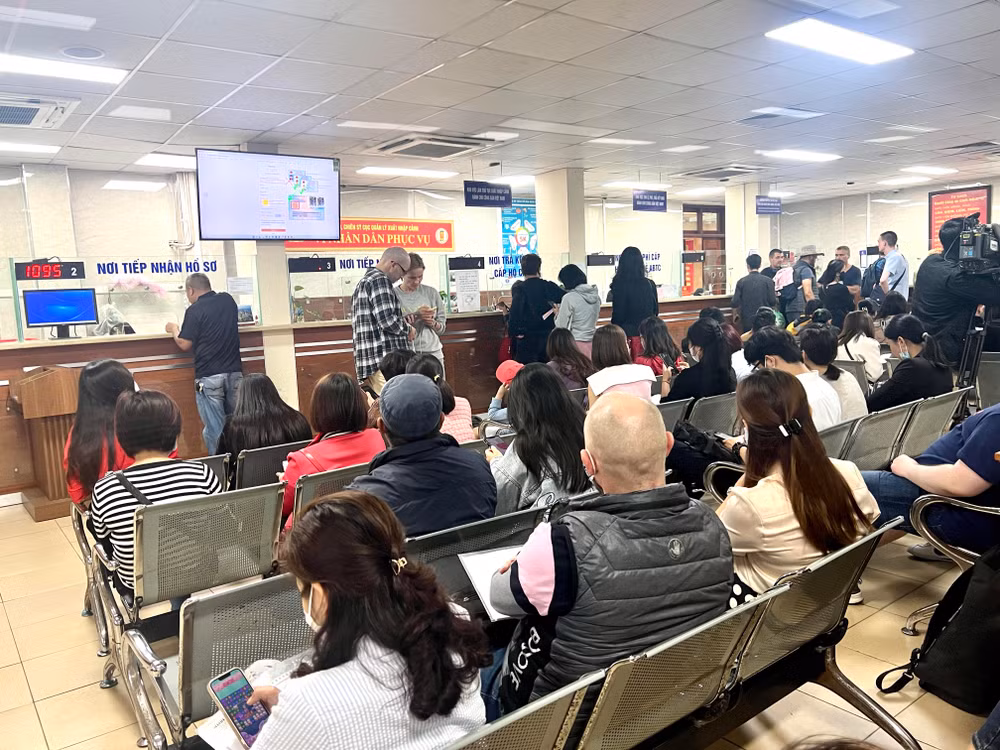 Chiều muộn nhưng hàng trăm công dân vẫn có mặt tại A08 làm hộ chiếu. Chiều muộn nhưng hàng trăm công dân vẫn có mặt tại A08 làm hộ chiếu.