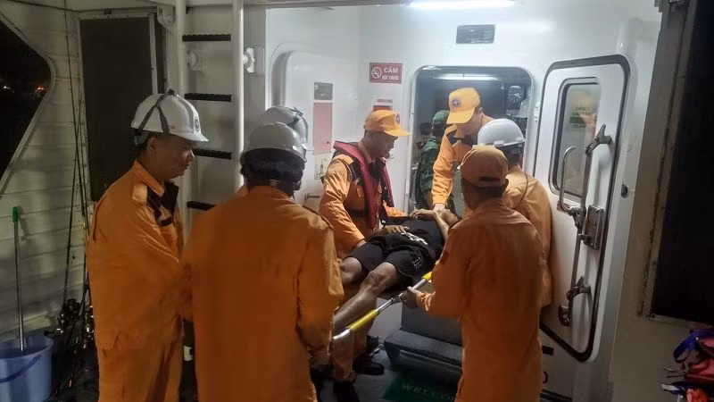 Các thuyền viên tàu SAR 273 nhanh chóng tiếp cận đưa ngư dân về bờ.