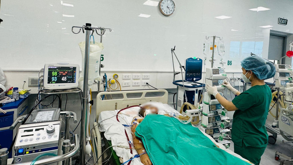 Bệnh nhân đang can thiệp ECMO.