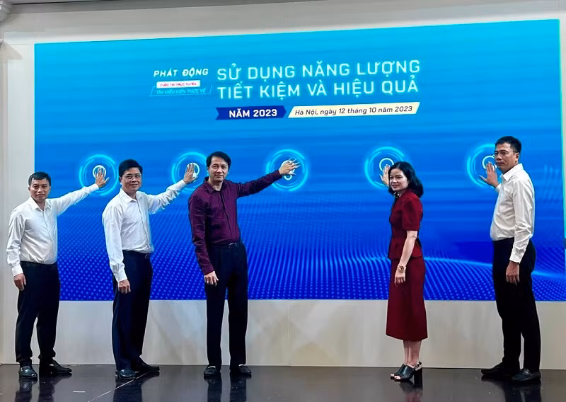 Đại biểu thực hiện nghi thức phát động cuộc thi trực tuyến “Tìm hiểu kiến thức về sử dụng năng lượng tiết kiệm và hiệu quả năm 2023”.