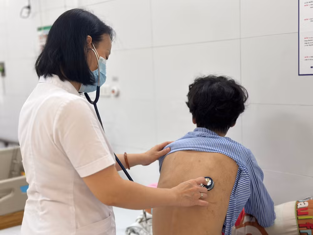 Bác sĩ khám cho bệnh nhân mắc lao còn rất trẻ.