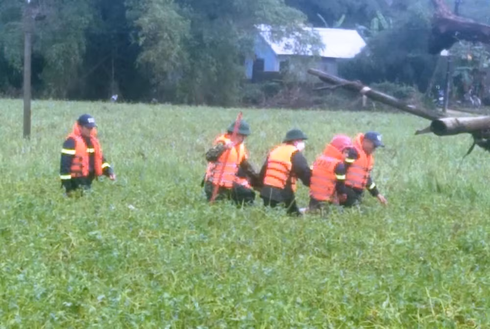 Thi thể hai cậu cháu bị lũ cuốn tử vong đã được lực lượng chức năng tìm thấy vào sáng 4/12. (Ảnh: CVT)