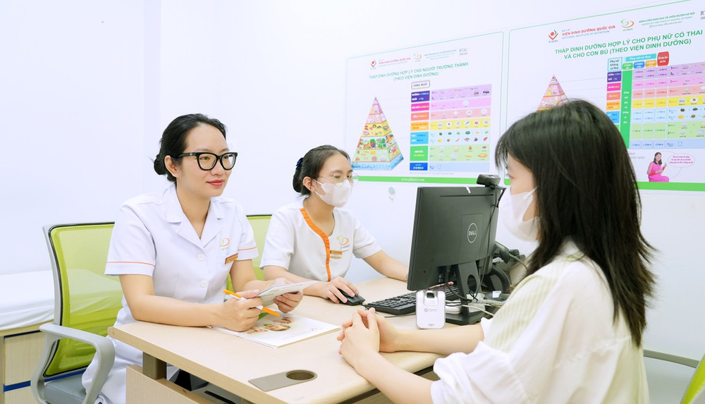 Tiến sĩ, bác sĩ Bùi Thị Phương Hoa tư vấn cho gia đình hiếm muộn. (Ảnh: BVCC)