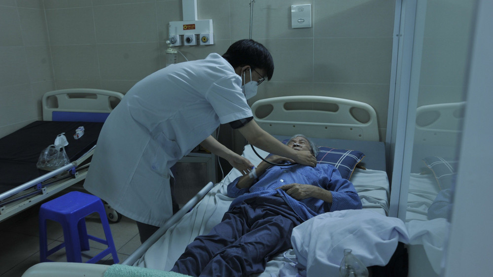 Bệnh nhân Covid-19 đang điều trị tại Bệnh viện Thanh Nhàn. 