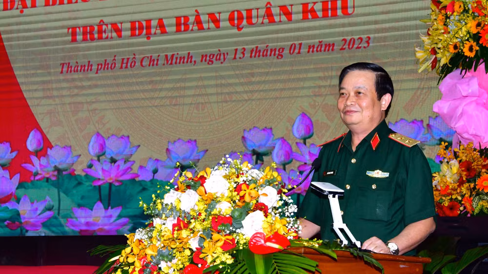 Trung tướng Trần Hoài Trung, Bí thư Đảng ủy, Chính ủy Quân khu 7 phát biểu tại buổi gặp mặt.