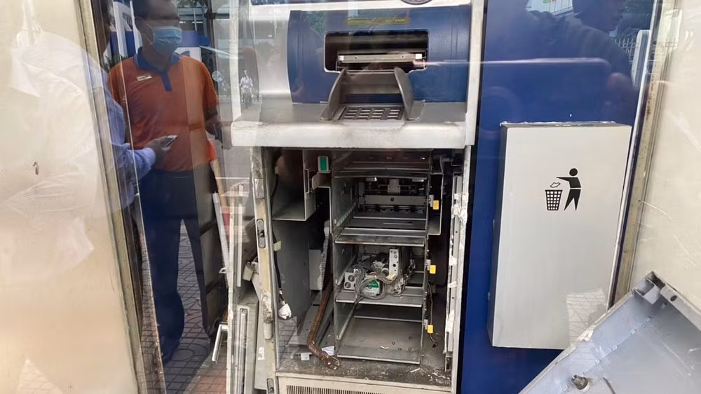 Hiện trường vụ đập phá trạm ATM do đối tượng Nhựt thực hiện.