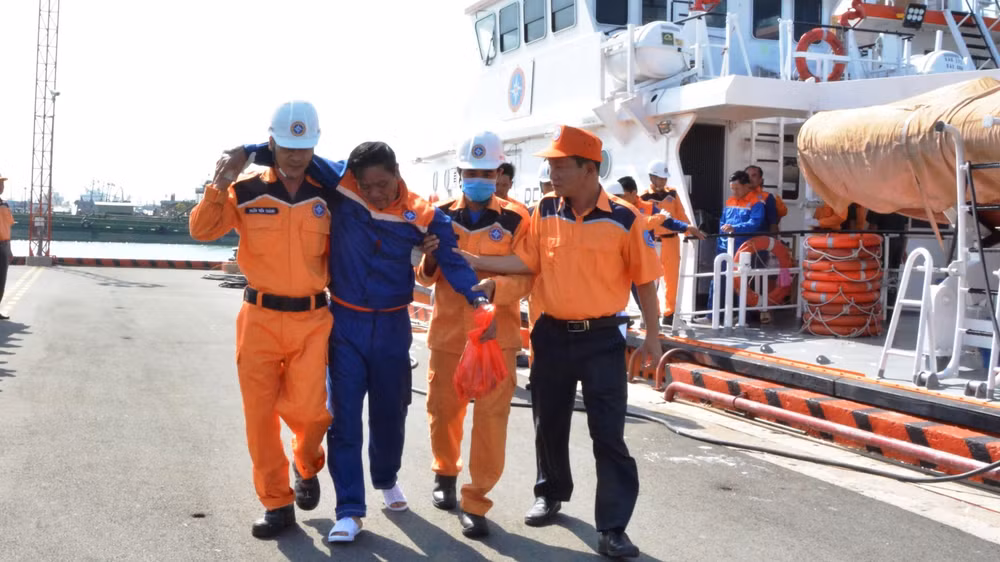 Cứu nạn kịp thời nhiều thuyền viên đưa về bờ an toàn. 