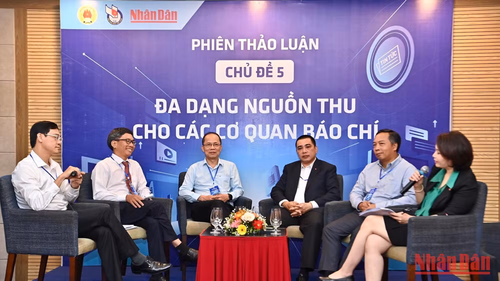Các diễn giả thảo luận về chủ đề "Đa dạng nguồn thu cho các cơ quan báo chí". (Ảnh: ĐĂNG KHOA)