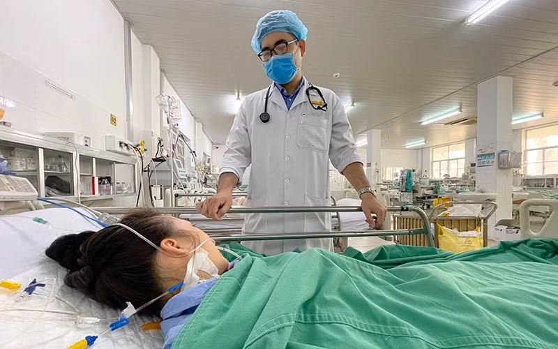 Một bệnh nhân phải nằm viện điều trị do ong đốt. (Ảnh minh họa)