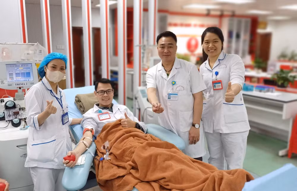 Thạc sĩ Hoàng Chí Cương vẫn duy trì thói quen hiến tiểu cầu để góp thêm món quà năm mới tới người bệnh. Thạc sĩ Hoàng Chí Cương vẫn duy trì thói quen hiến tiểu cầu để góp thêm món quà năm mới tới người bệnh.