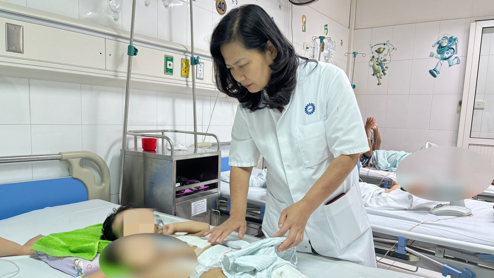 Phó Giáo sư, Tiến sĩ Nguyễn Việt Hoa khám cho bệnh nhi sau phẫu thuật.