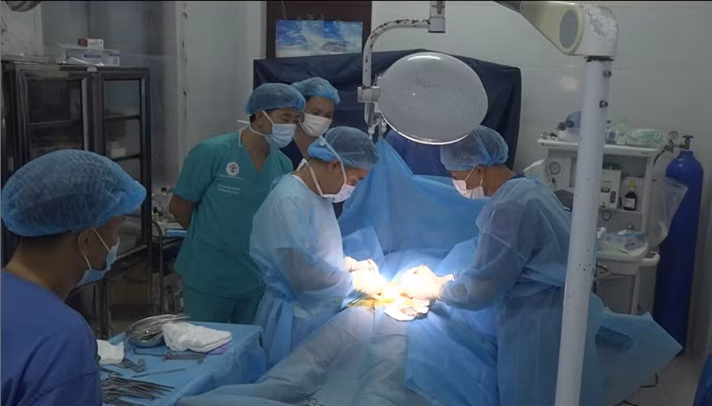 Các bác sĩ cấp cứu cho bệnh nhân.