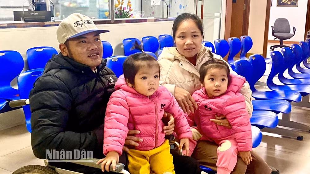 Hạnh phúc không diễn tả thành lời của anh Can, chị Thúy khi có 2 bé gái kháu khỉnh.