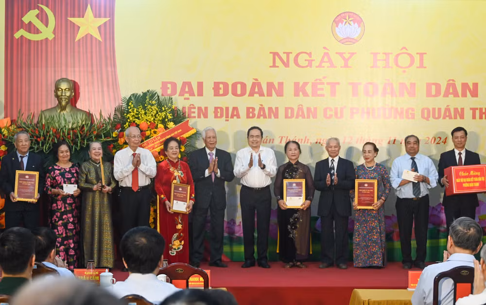 Chủ tịch Quốc hội Trần Thanh Mẫn trao quà cho tập thể phường Quán Thánh và các cặp vợ chồng đám cưới trên 50 năm. (Ảnh: DUY LINH)