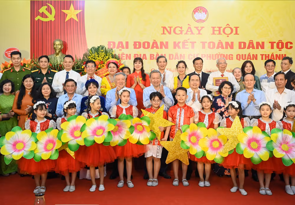 Các đồng chí lãnh đạo Đảng, Nhà nước và các đại biểu với nhân dân phường Quán Thánh. (Ảnh: DUY LINH)