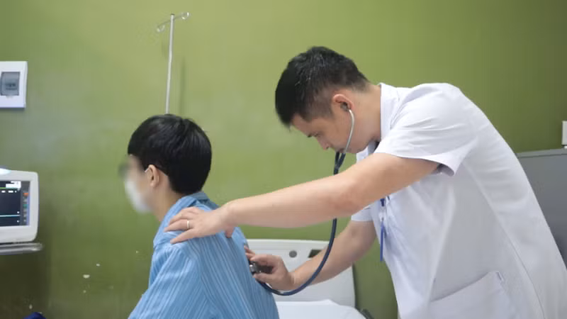 Bác sĩ khám lại cho bệnh nhân sau khi phẫu thuật.