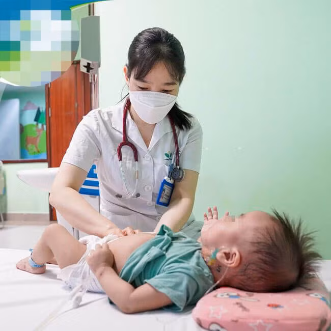 Bệnh nhi được khám lại trước khi xuất viện.