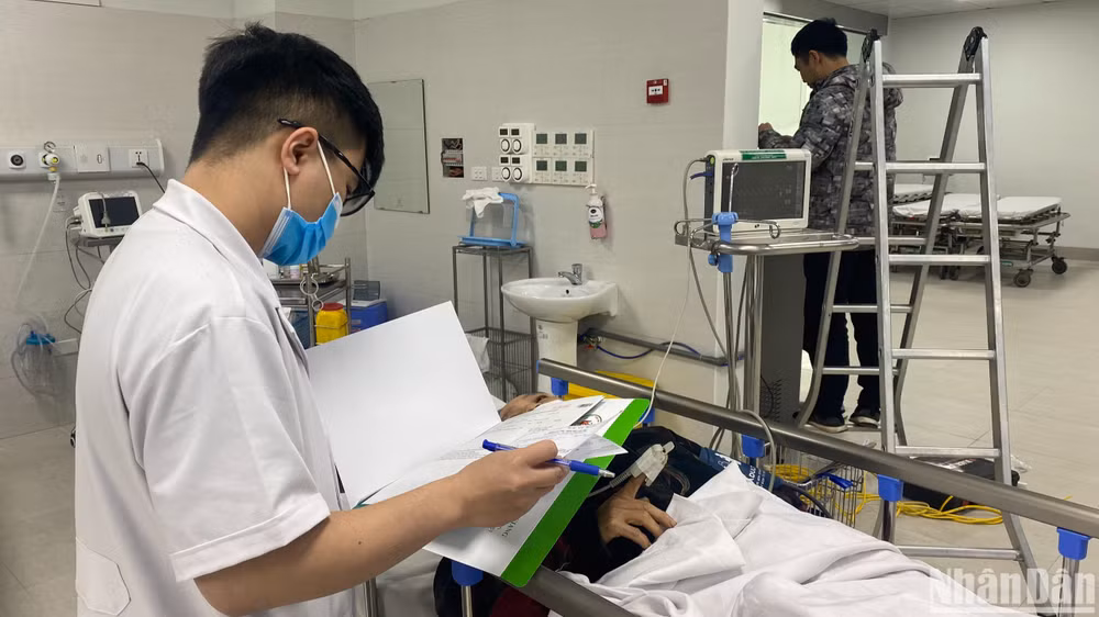 Bệnh nhân nhập viện cấp cứu tại Bệnh viện Hữu nghị Việt Đức. (Ảnh: HẢI NGÔ)