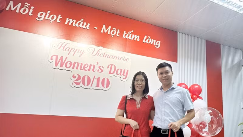 Anh Hoàng Ngọc Tuyến và vợ là chị Nguyễn Thị Hà Giang (Long Biên, Hà Nội) nhiều năm liền tích cực hiến tiểu cầu.