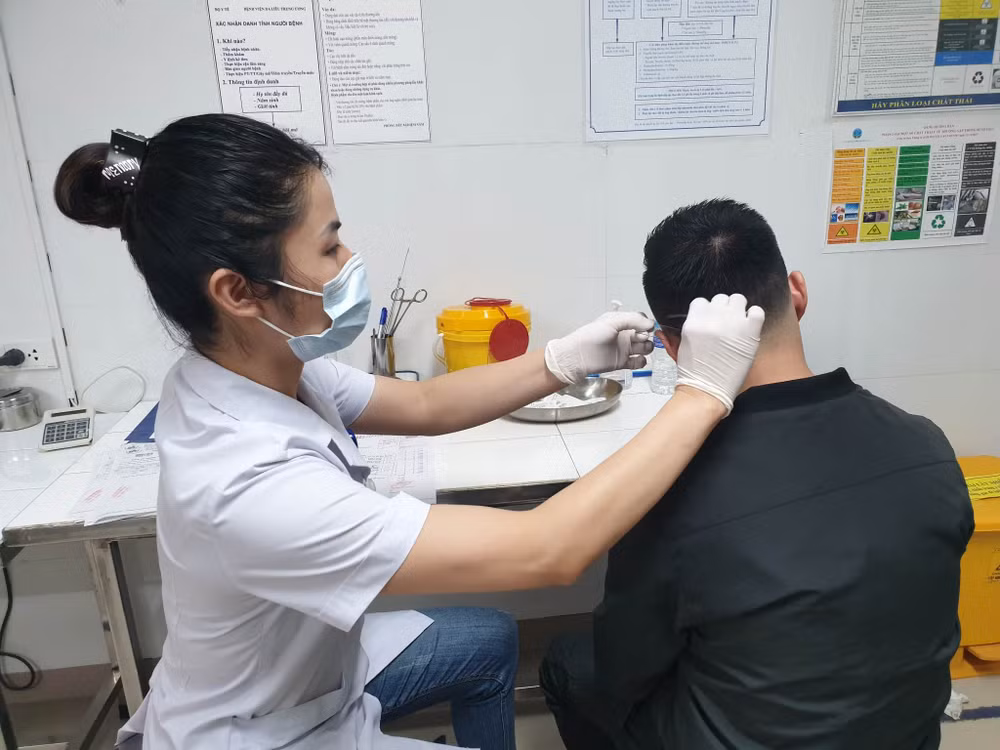 Lấy bệnh phẩm soi tươi để tìm nấm cho bệnh nhân.