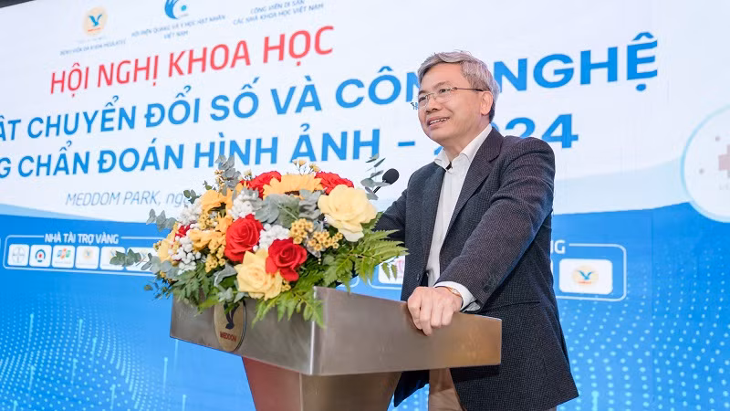 Giáo sư, Tiến sĩ Phạm Minh Thông, Chủ tịch Hội Điện quang Việt Nam phát biểu chào mừng lãnh đạo Hội Điện quang và Y học hạt nhân Việt Nam.