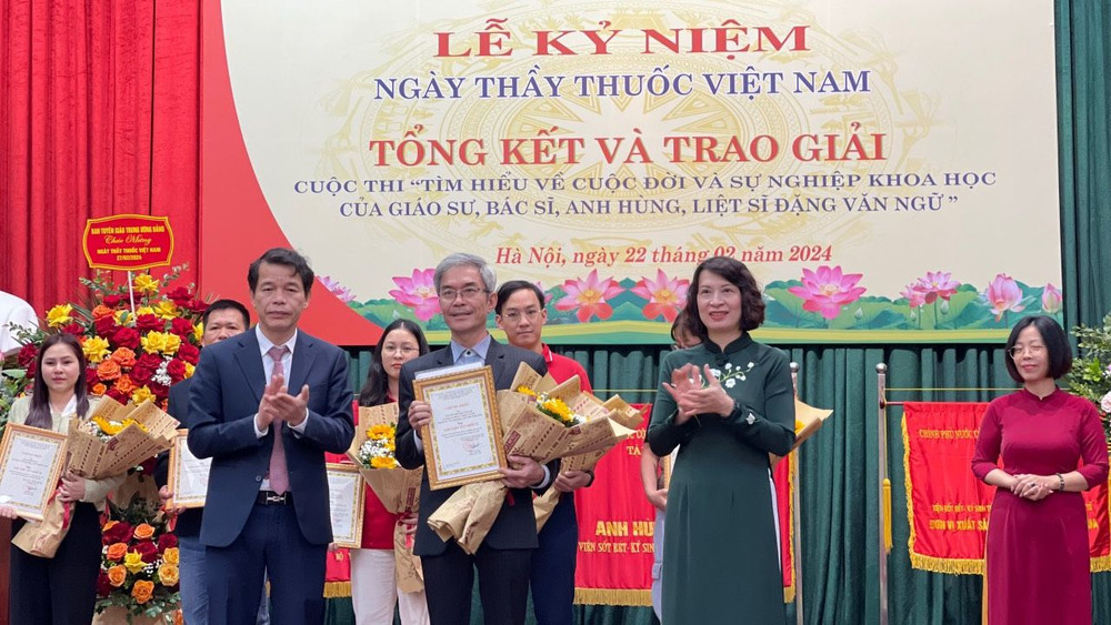 Trao giải cho tác giả đạt giải cuộc thi "Tìm hiểu cuộc đời và sự nghiệp khoa học của Giáo sư, bác sĩ, Anh hùng Liệt sĩ Đặng Văn Ngữ".