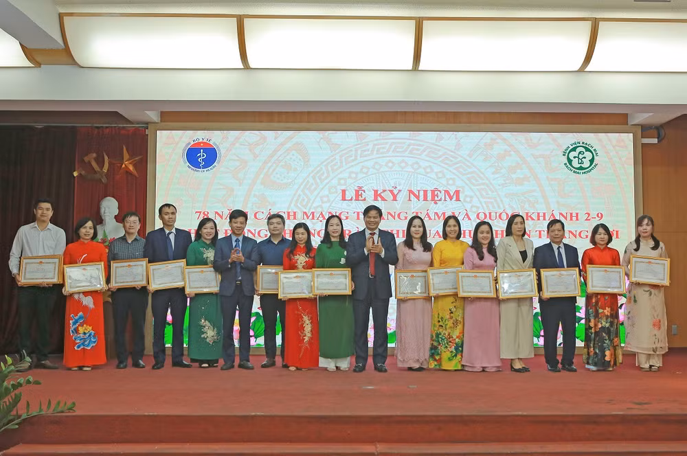 Cá nhân và đại diện tập thể nhận Bằng khen.