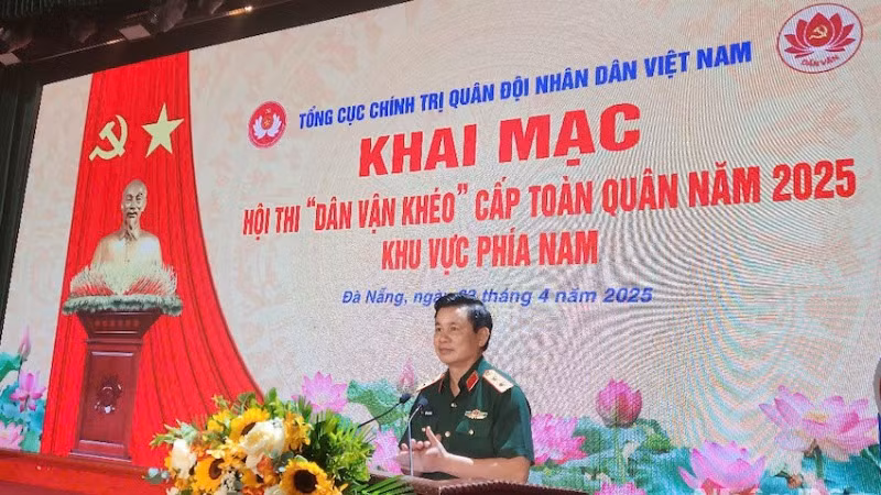 Trung tướng Đỗ Xuân Tụng, Phó Chủ nhiệm Tổng cục Chính trị Quân đội Nhân dân Việt Nam, phát biểu khai mạc hội thi.(Ảnh: ĐÌNH TĂNG)