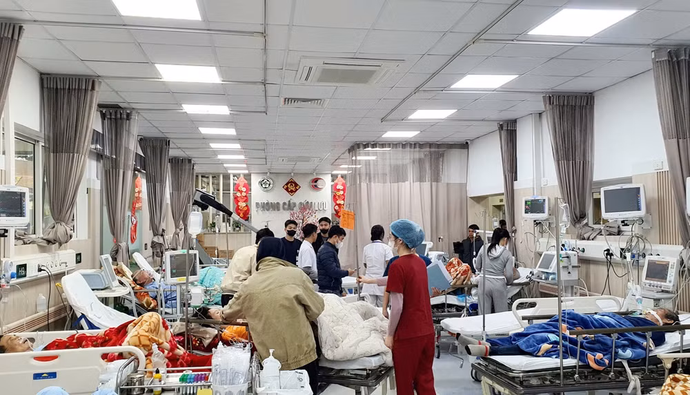 Không khí làm việc khẩn trương tại Trung tâm Cấp cứu A9, Bệnh viện Bạch Mai. Không khí làm việc khẩn trương tại Trung tâm Cấp cứu A9, Bệnh viện Bạch Mai.