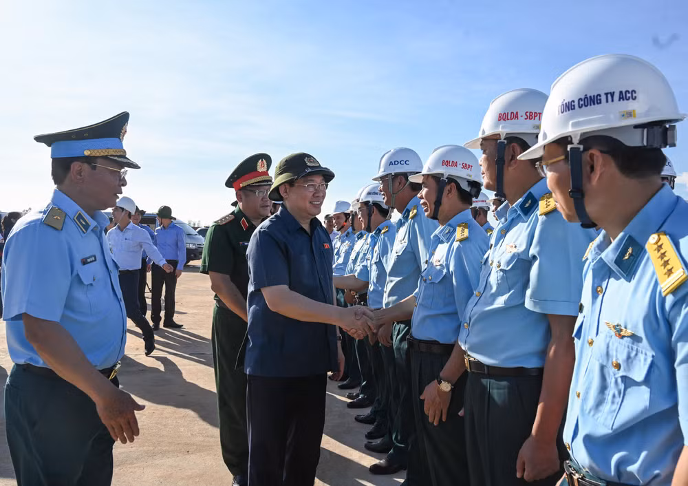 Chủ tịch Quốc hội Vương Đình Huệ và đoàn công tác với cán bộ, chiến sĩ tại Dự án đầu tư xây dựng sân bay quân sự Phan Thiết.
