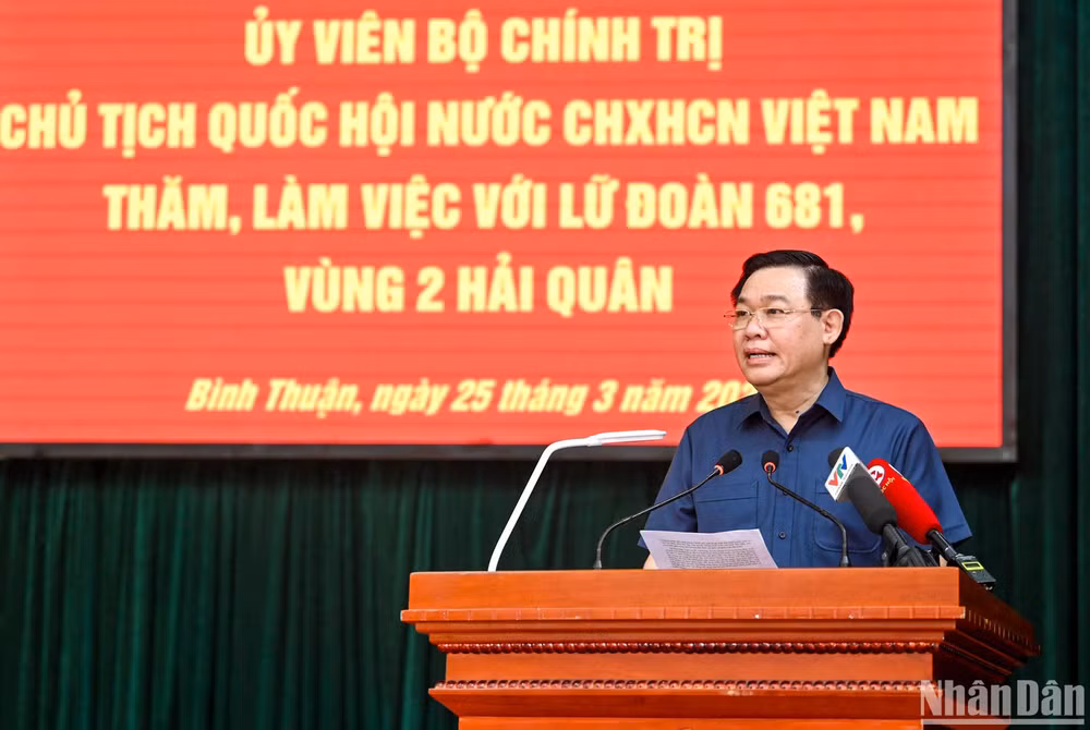 Chủ tịch Quốc hội Vương Đình Huệ phát biểu động viên, giao nhiệm vụ cho Lữ đoàn tên lửa bờ 681. (Ảnh: DUY LINH)