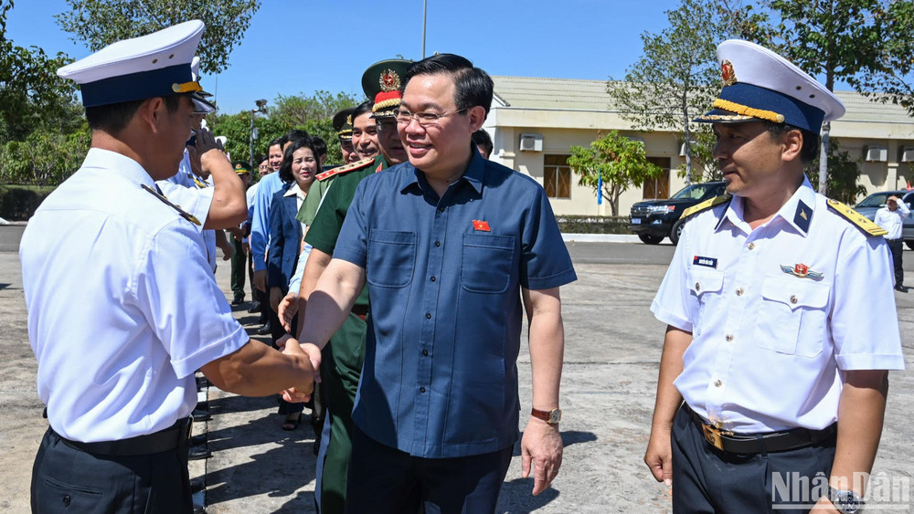 Chủ tịch Quốc hội Vương Đình Huệ với cán bộ, chỉ huy Lữ đoàn tên lửa bờ 681-Quân chủng Hải Quân. (Ảnh: DUY LINH)