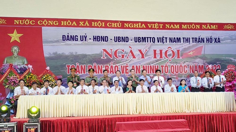 Đại diện 17 khu phố trên địa bàn thị trấn Hồ Xá ký cam kết hưởng ứng phong trào toàn dân bảo vệ an ninh Tổ quốc giai đoạn mới.