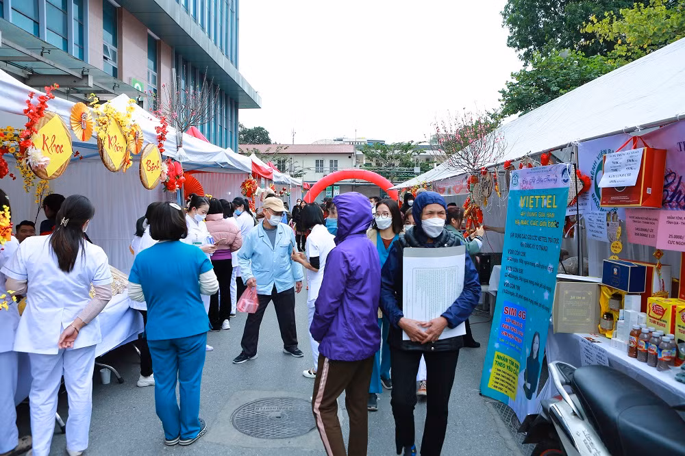 Các khoa, phòng bán các sản vật để gây quỹ ủng hộ cho bệnh nhân có hoàn cảnh khó khăn.
