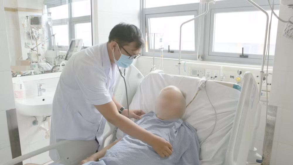 Bác sĩ Bá Cường kiểm tra, thăm khám trước khi cho bệnh nhân chuyển viện.