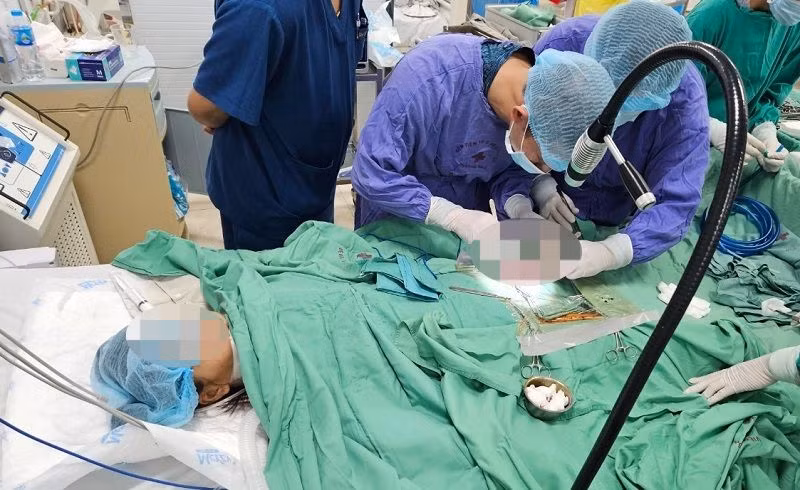 Các bác sĩ can thiệp ECMO cho bệnh nhân.