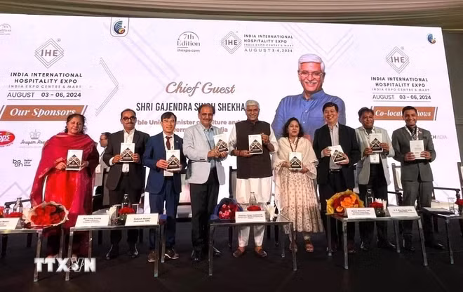 Các đại biểu cấp cao chụp ảnh lưu niệm tại lễ khai mạc IHE 2024. (Ảnh: Ngọc Thúy/TTXVN)