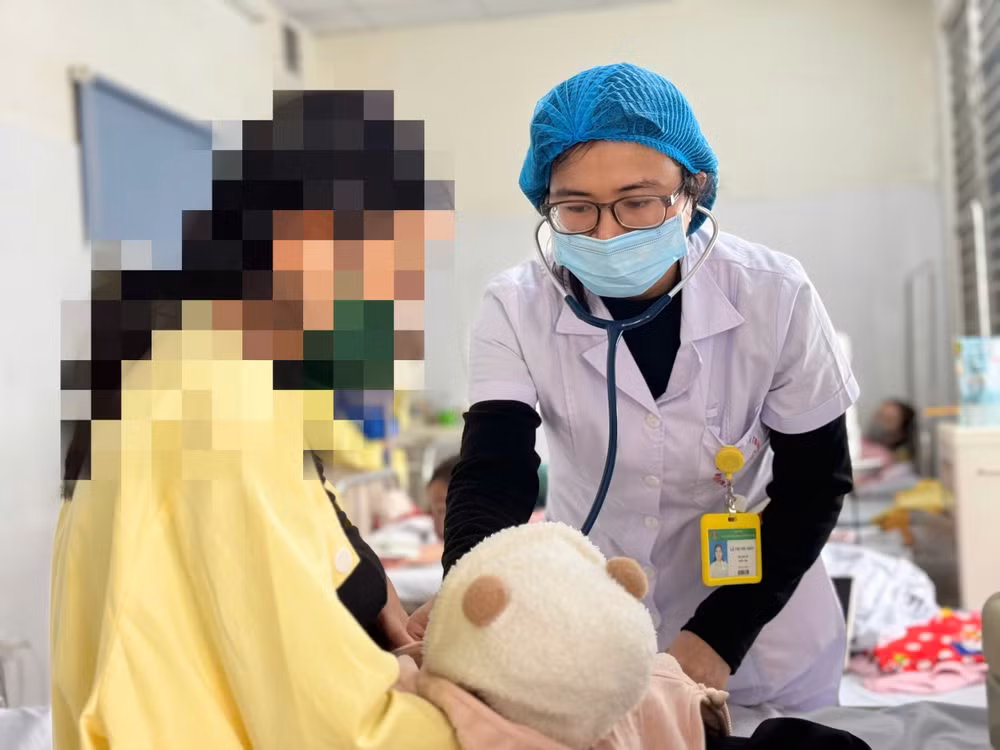 Các bác sĩ khuyến cáo các bậc cha mẹ không chủ quan khi con mắc bệnh sởi.