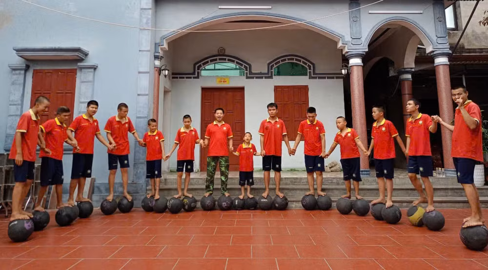 Chị Loan đang gửi con học tập nội trú tại một trung tâm. (Ảnh: P.N)